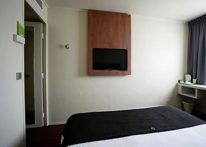Campanile Paris Ouest - 3*