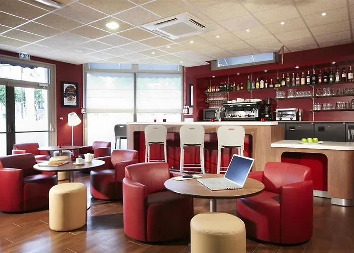 Campanile Paris Ouest - Hotel 3*